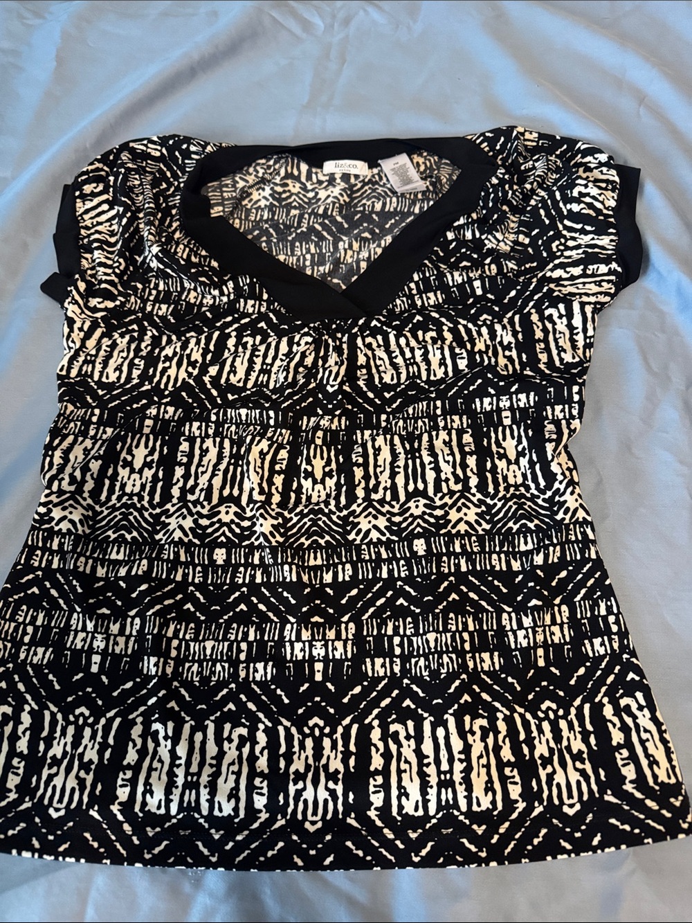 Cupio Black & White Geometric V-Neck Short Sleeve Top
